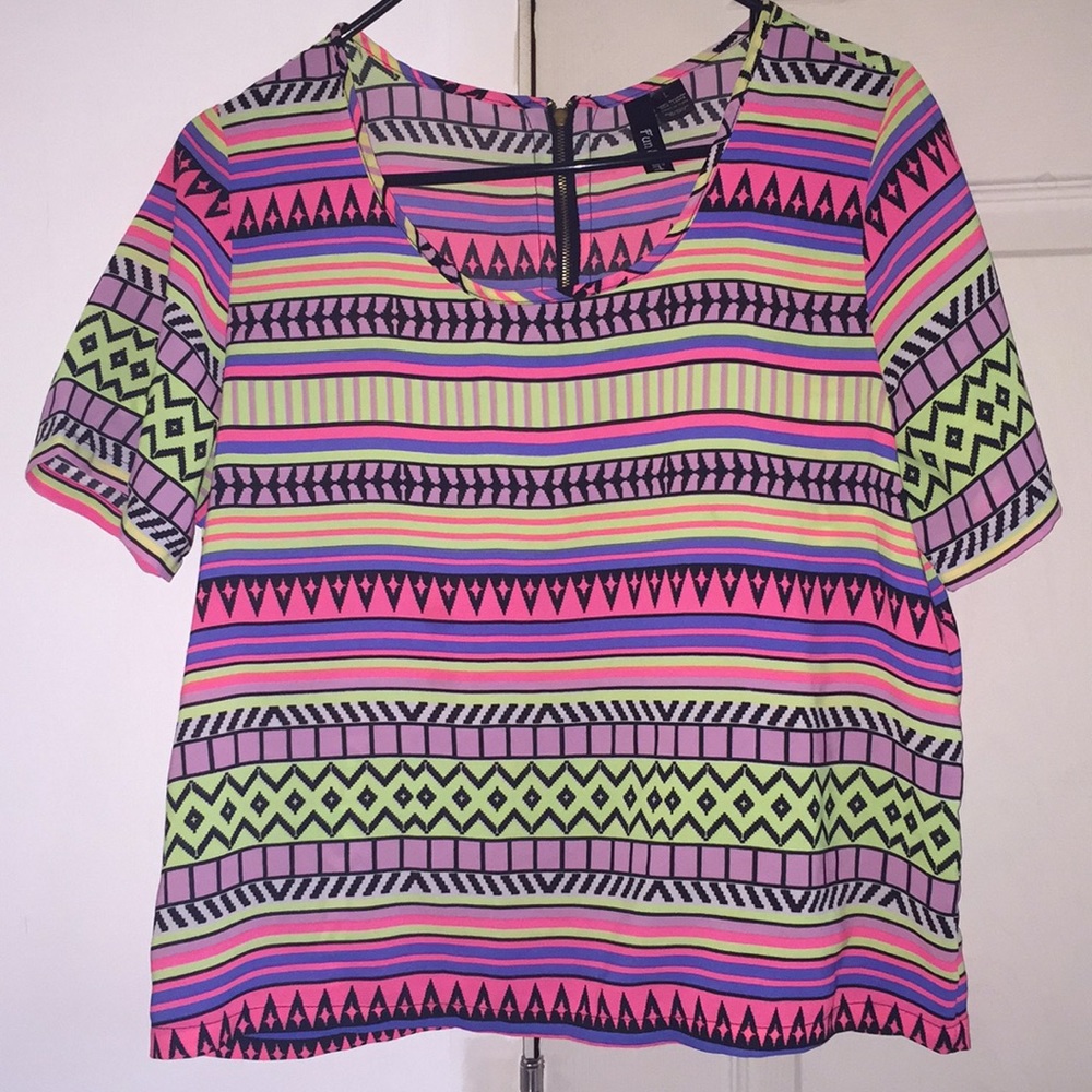 Short Sleeve shirt multicolor zipper in the back.